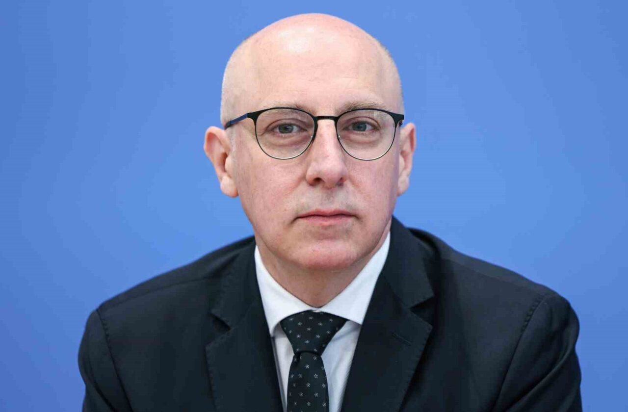 Almanya İçişleri Bakanı Alexander Dobrindt, iç istihbarattan sorumlu Anayasayı Koruma