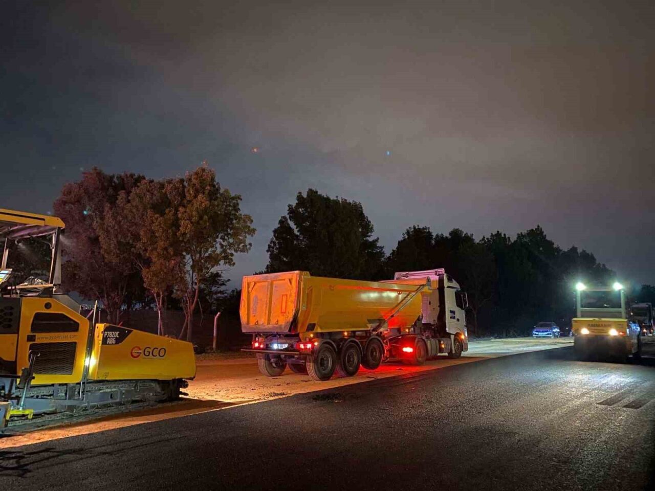Başiskele ilçesi Yunus Emre Caddesi’nde asfalt serim çalışması gerçekleştirildi. Çalışmalarla