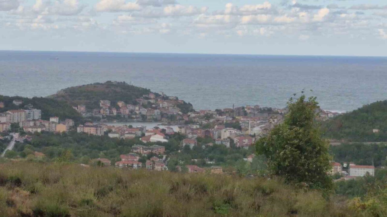 Bartın’ın turistik ilçelerinden Amasra’da etkili olan sağanak ve fırtına nedeniyle