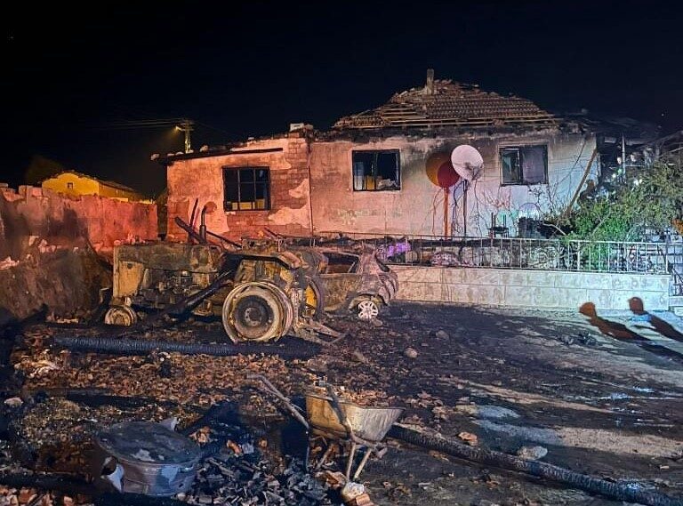 Amasya’da bir köyde evin garajında çıkan yangında otomobil ve traktör