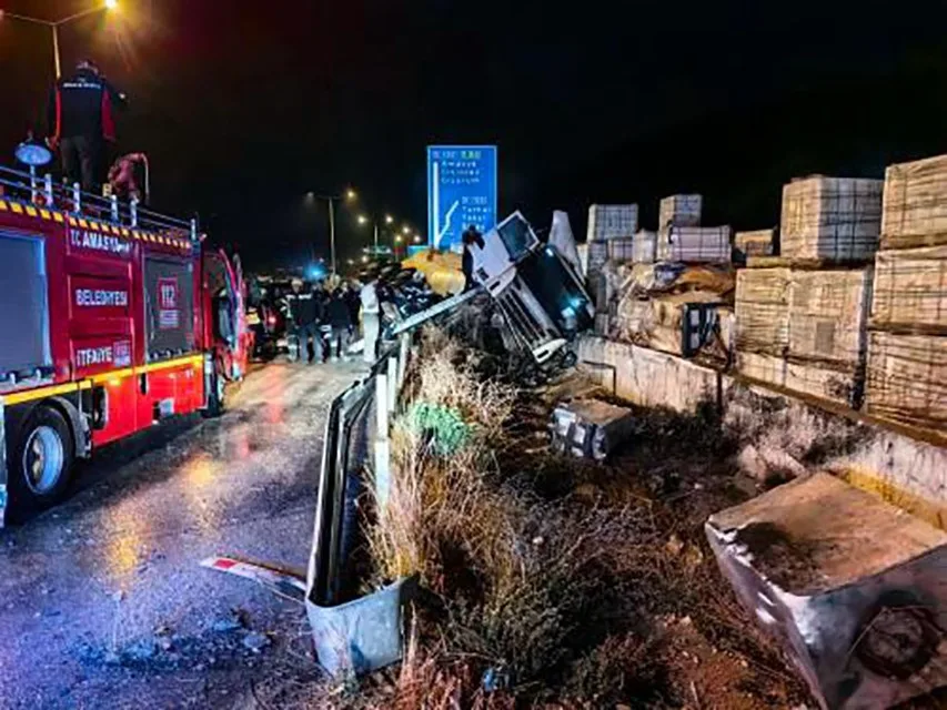 Amasya’da tanker kontrolden çıkarak devrildi. Yaralanan sürücü, ekiplerin yardımıyla araçtan