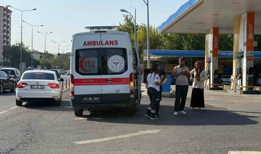 Diyarbakır’da hasta taşıyan ambulans ile ticari taksi çarpıştı. Olay yerine