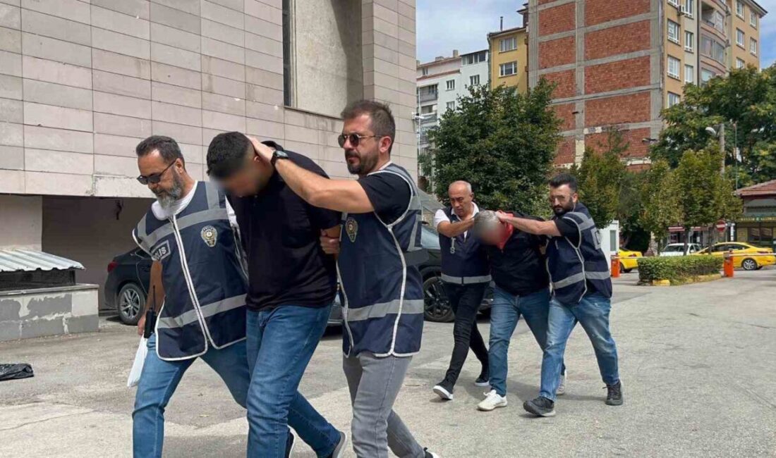Eskişehir’de ambulansı kilometrelerce kovalayan baba-oğul adliyeye sevk edildi. Eskişehir’de dün