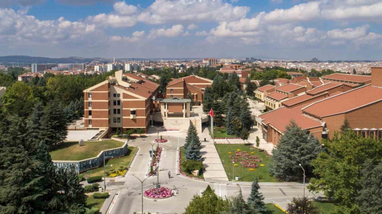 Anadolu Üniversitesi, öğrencilerine ve Eskişehir halkına doğayla iç içe bir