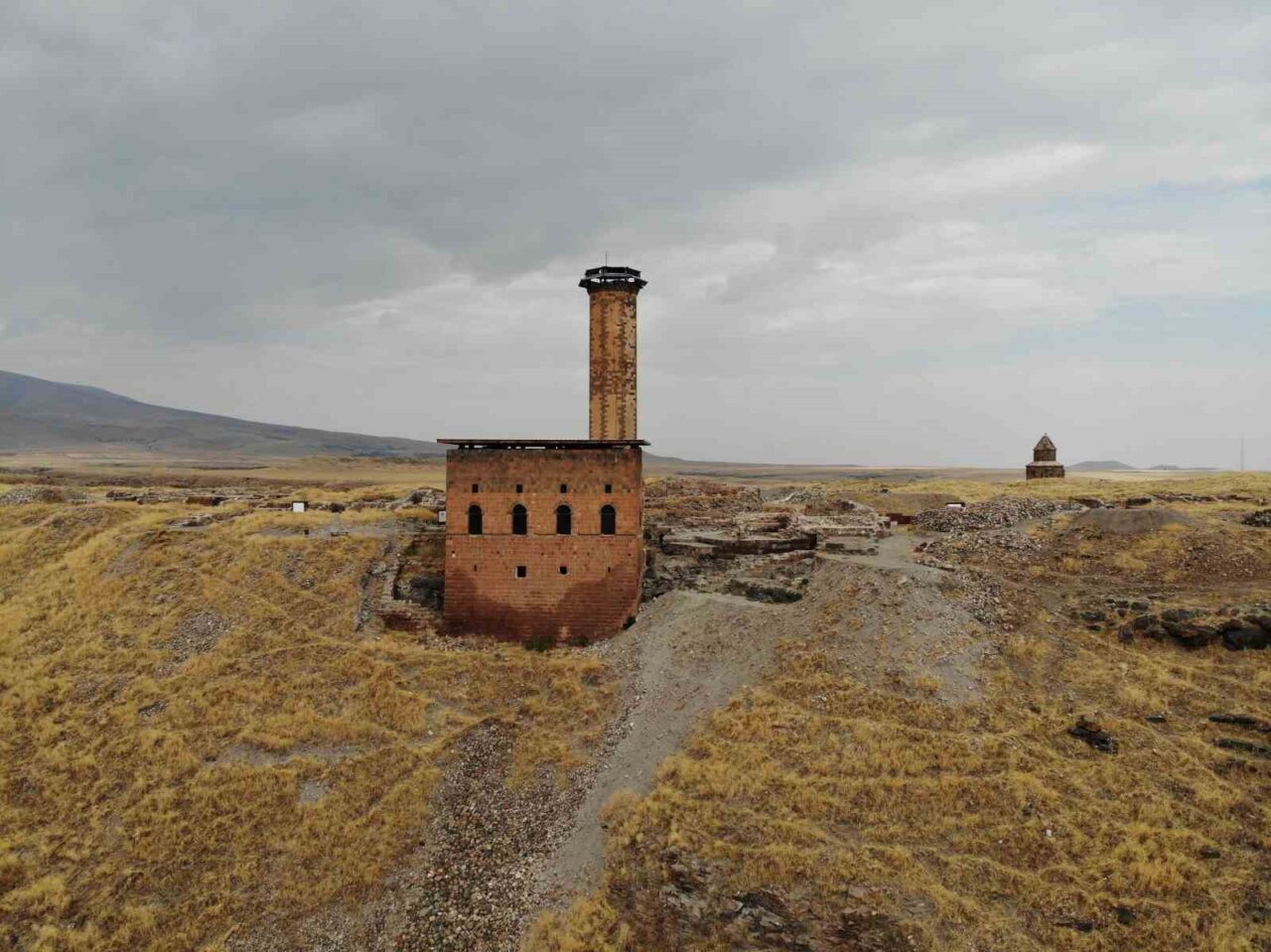 Kars’ın Ani Ören Yeri’nde bulunan Ebul Menüçehr Camii, Anadolu’daki ilk