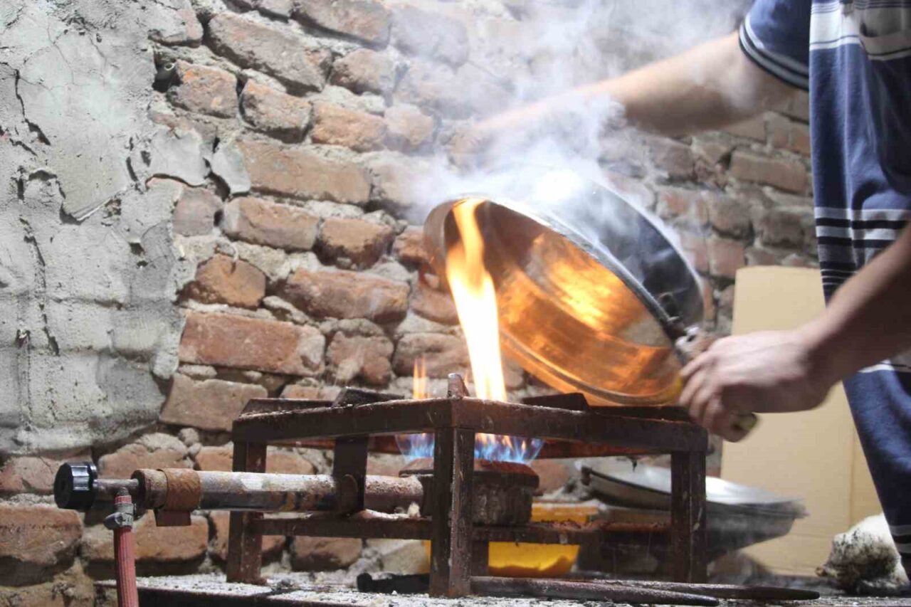 Anadolu’da günlük yaşamla iç içe geçmiş bir meslek olan kalaycılık