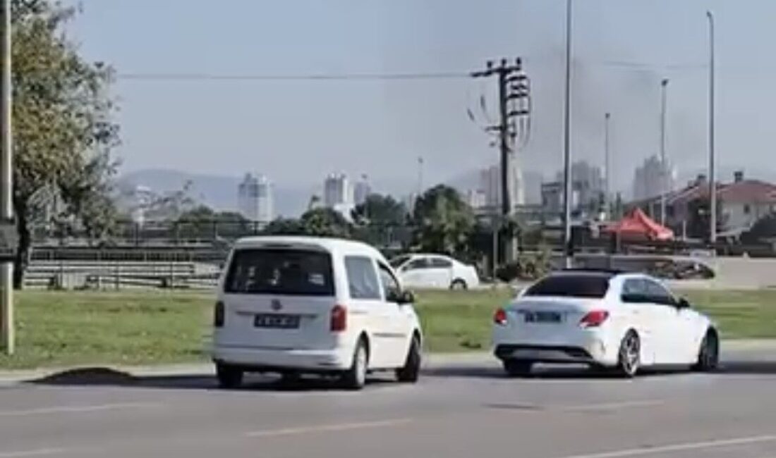 Bursa’da yolu şaşıran bir sürücü, anayolda geri geri giderek arkasından