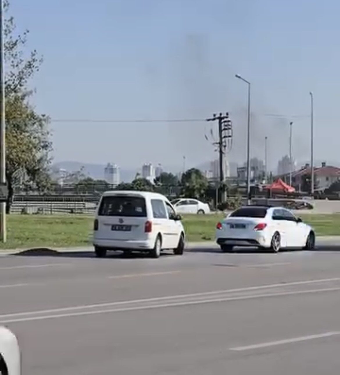 Bursa’da yolu şaşıran bir sürücü, anayolda geri geri giderek arkasından