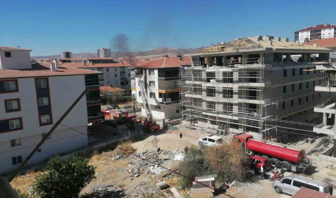 Ankara’da apartman dairesinde çıkan yangın, itfaiye ekiplerinin müdahalesiyle büyümeden söndürüldü.