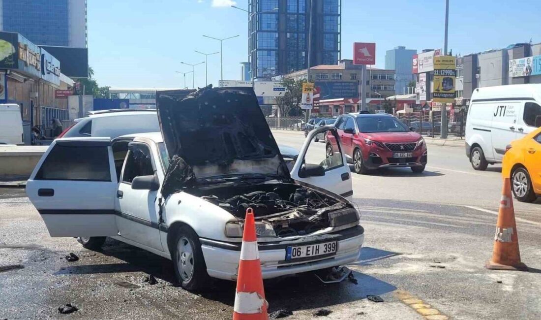 Ankara’da seyir halindeyken arızalanması nedeniyle yanmaya başlayan otomobil paniğe neden