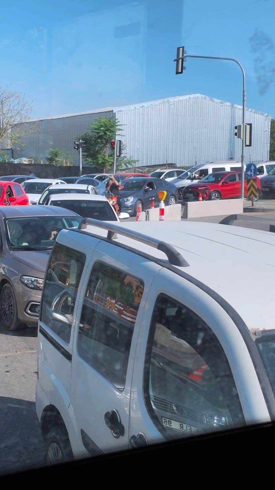 Ankara’nın Sincan ilçesinde tartıştığı sürücüye bıçakla saldırmaya çalışan kişi cep