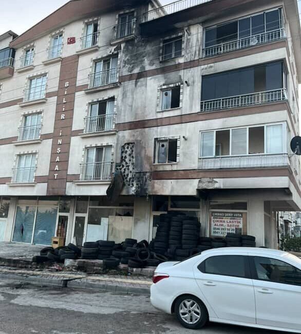 Ankara’nın Sincan ilçesinde ikinci el araç lastiği satan dükkanın kundaklanma