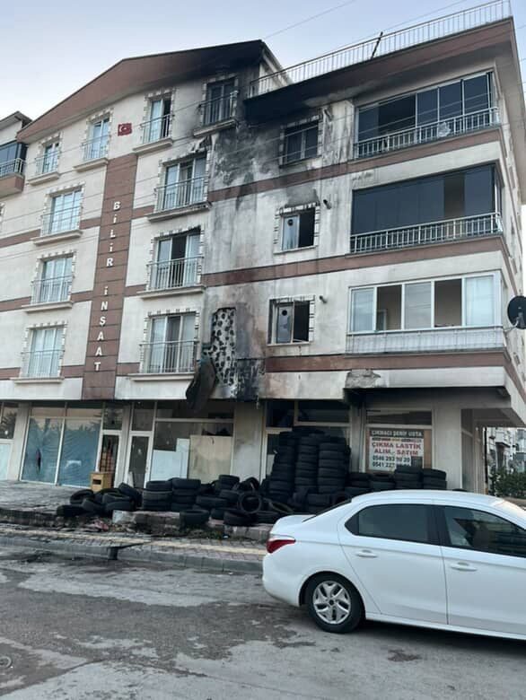 Ankara’nın Sincan ilçesinde ikinci el araç lastiği satan dükkanın kundaklanma