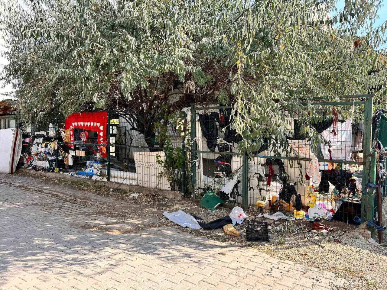 Ankara’nın Sincan ilçesinde çöplerle dolu evden yayılan kötü kokudan rahatsız