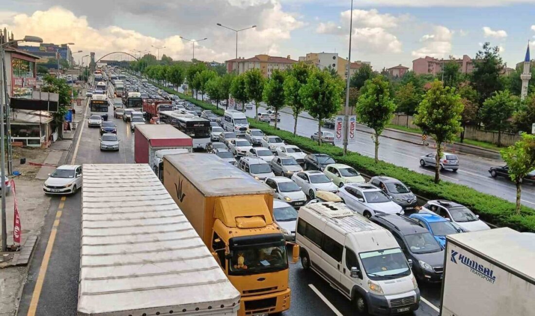 Ankara’da aniden etkili olan sağanak yağış Fatih Sultan Mehmet Bulvarı’nda