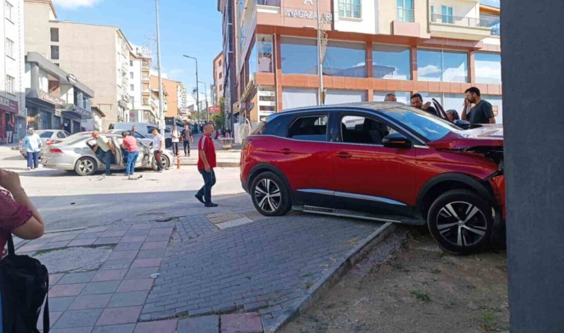 Ankara’da iki otomobilin çarpıştığı kaza çevredekilerin panik yaşamasına neden oldu.