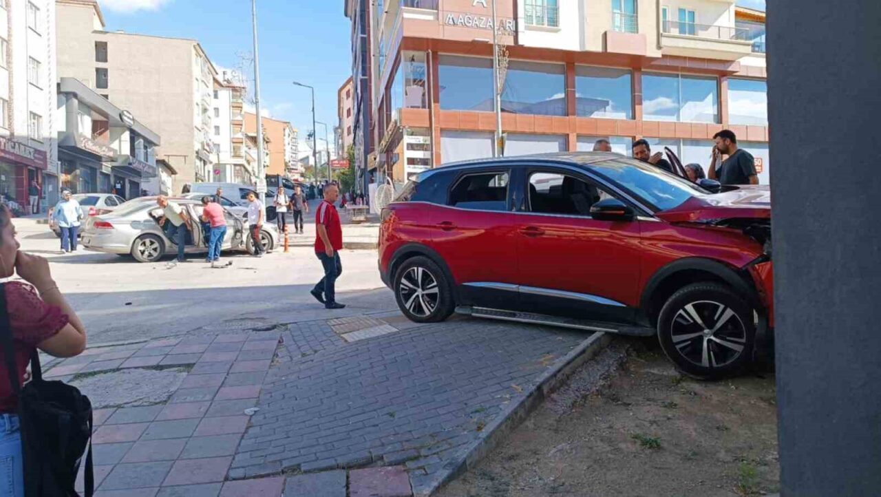 Ankara’da iki otomobilin çarpıştığı kaza çevredekilerin panik yaşamasına neden oldu.