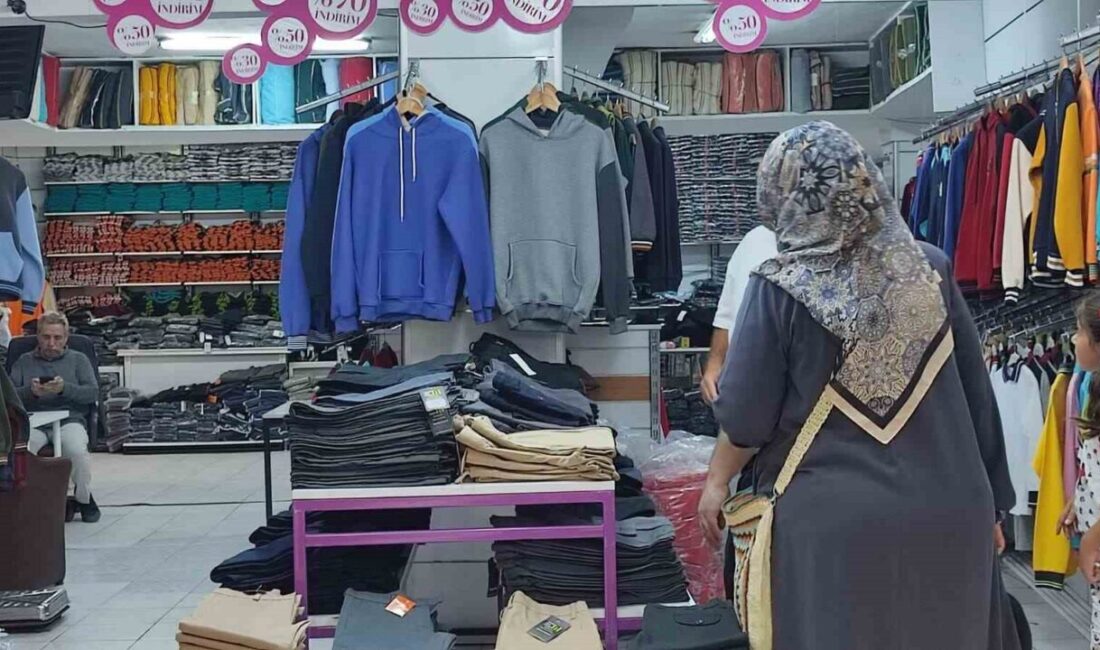 Ankara’da kırtasiye ve okul kıyafeti satan dükkanlarda okul alışverişi başladı.