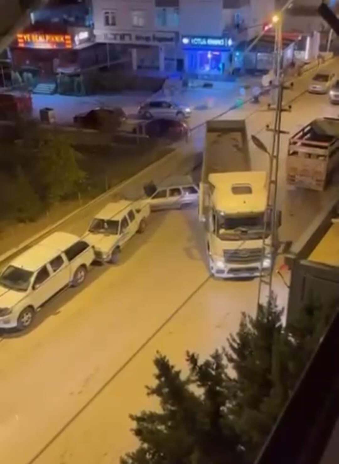 Ankara’da park halindeki otomobile çarparak kaçan tır sürücüsü cep telefonu