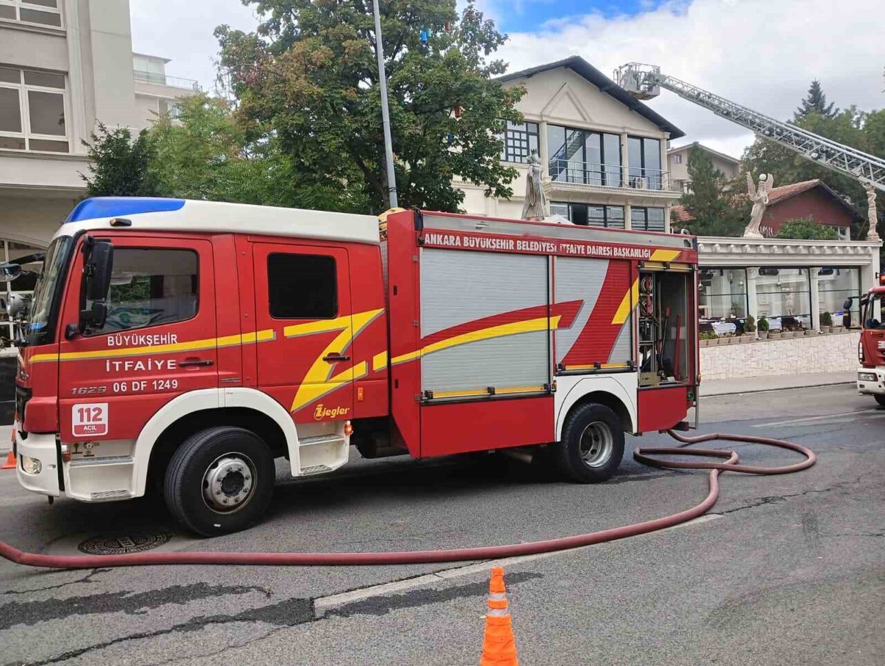 Ankara’da bir restoranın mutfağında çıkan yangın itfaiye ekiplerinin müdahalesiyle kontrol