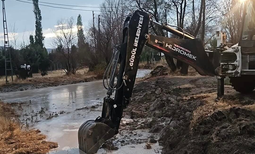 Ankara’nın Güdül ilçesinde etkili olan sağanak yağış sele neden oldu.