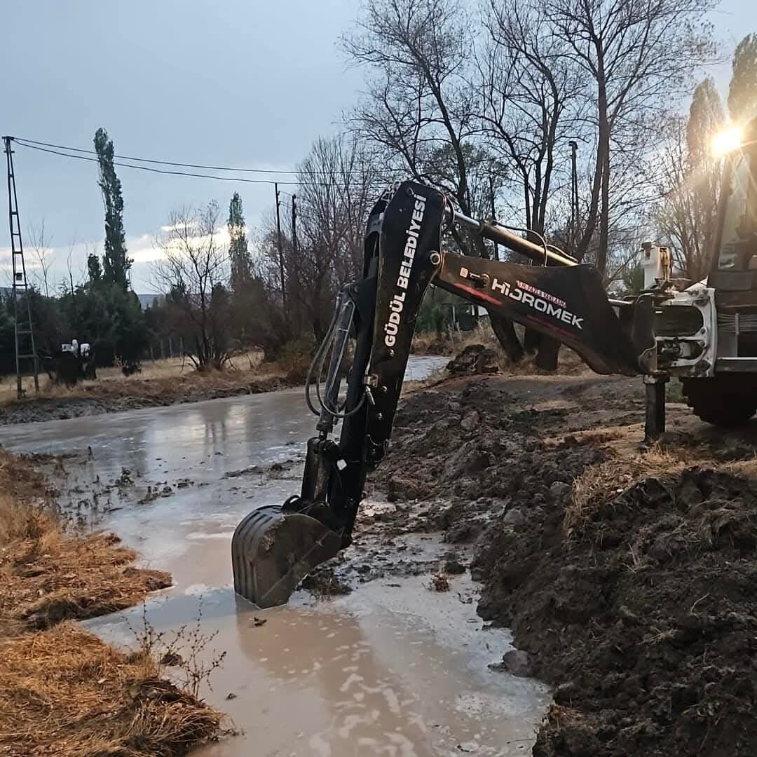 Ankara’nın Güdül ilçesinde etkili olan sağanak yağış sele neden oldu.