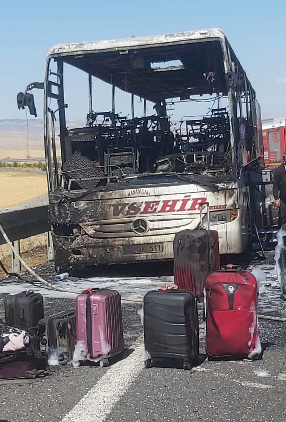 Ankara’nın Gölbaşı ilçesinde seyir halindeyken yanmaya başlayan yolcu otobüsü kullanılamaz