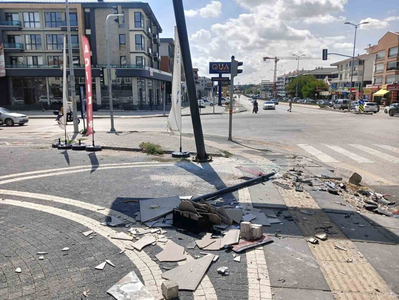 Ankara’da seyir halindeki otomobilin yan yoldan gelen taksi ile çarpışması