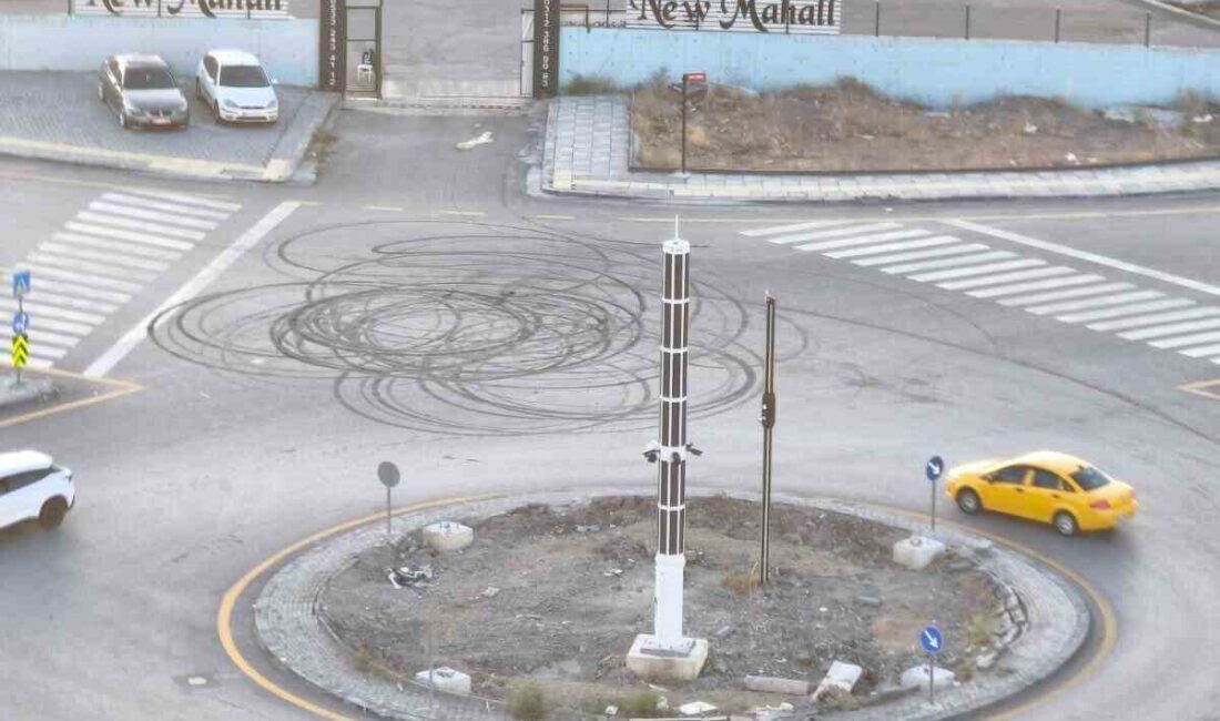 Ankara’nın Yenimahalle ilçesinde trafiği kapatıp drift atan trafik magandaları cep