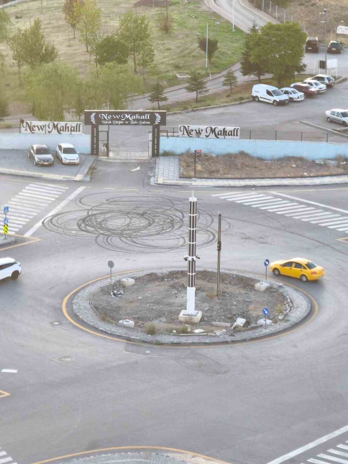 Ankara’nın Yenimahalle ilçesinde trafiği kapatıp drift atan trafik magandaları cep