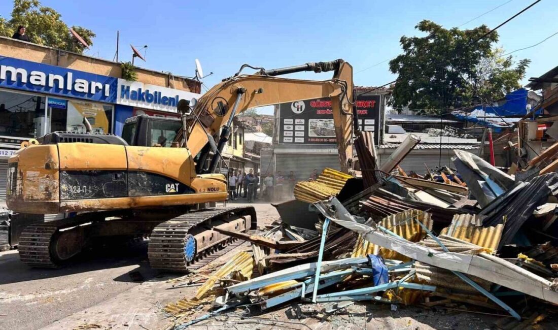 Ankara’nın simge noktalarından İtfaiye Meydanı’ndaki iş yerlerinde yıkım başladı. Esnaf