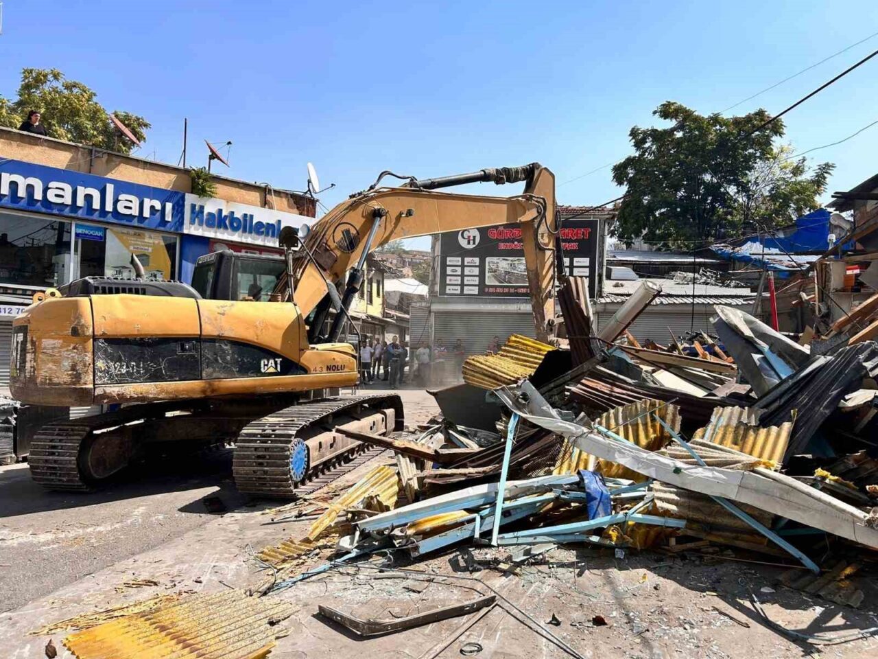Ankara’nın simge noktalarından İtfaiye Meydanı’ndaki iş yerlerinde yıkım başladı. Esnaf