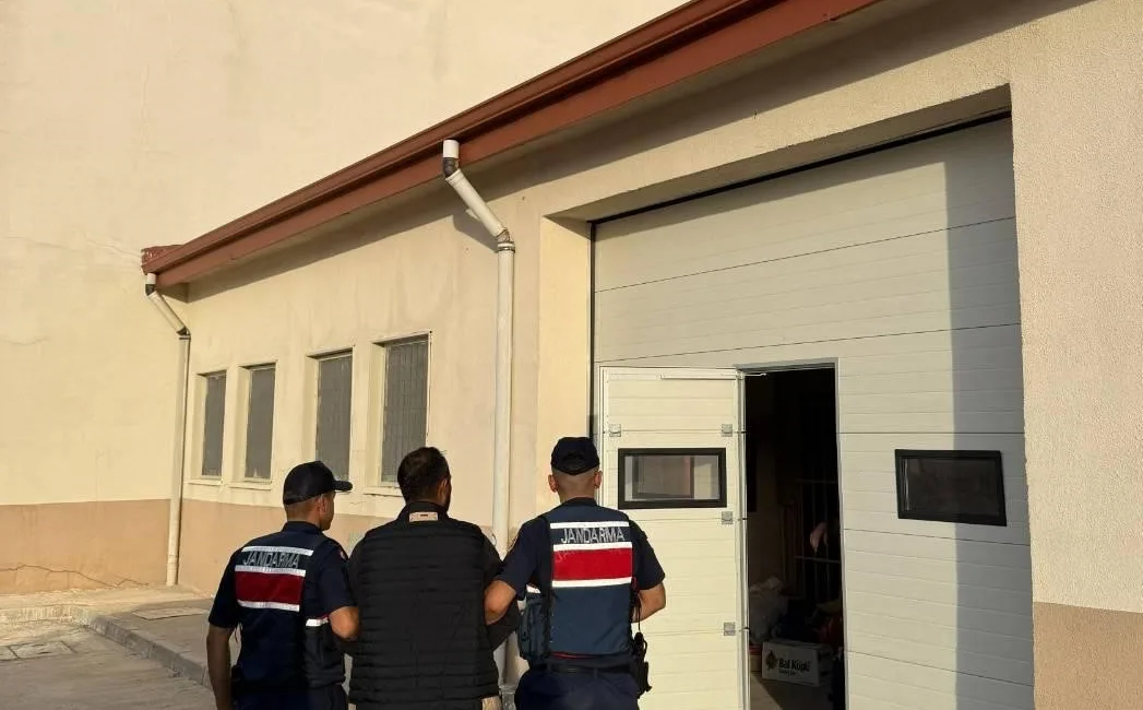 Kırşehir’de tartıştığı anne ve babasını öldürerek akrabalarını yaralayan zanlı tutuklandı.