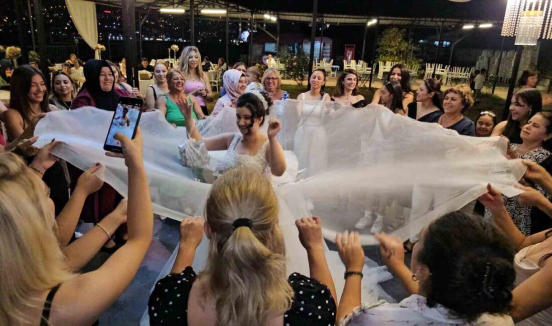 Zonguldak’ta yaşayan 50 yaşındaki Canan Kayaşimşir, gelinlik giyme hayali kuran