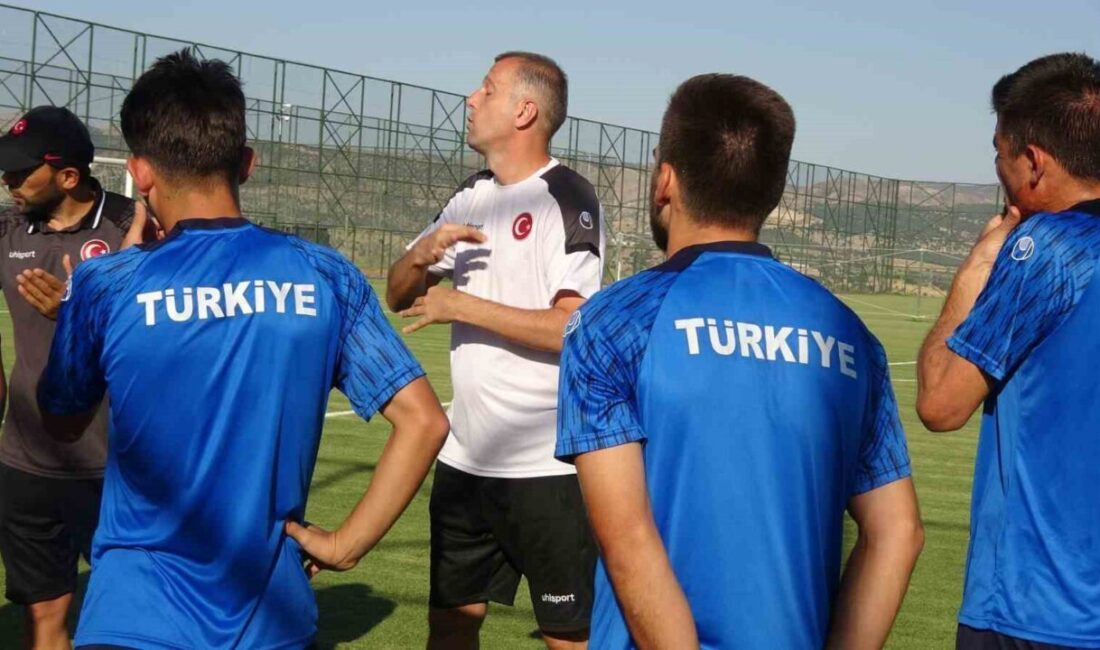 İşitme engelli annesi ve babasının hayatını kolaylaştırmak için işaret dilini