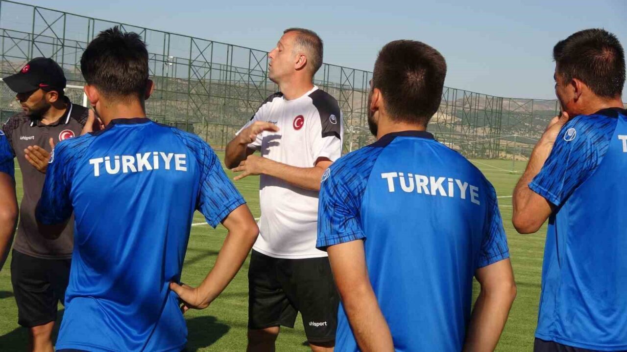 İşitme engelli annesi ve babasının hayatını kolaylaştırmak için işaret dilini