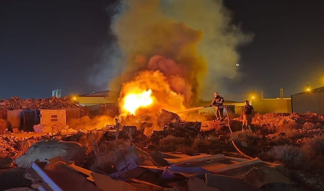 Hatay’da hurdalık alanda yaşanan yangında alevler çevreye sıçramadan söndürüldü. Yangın,