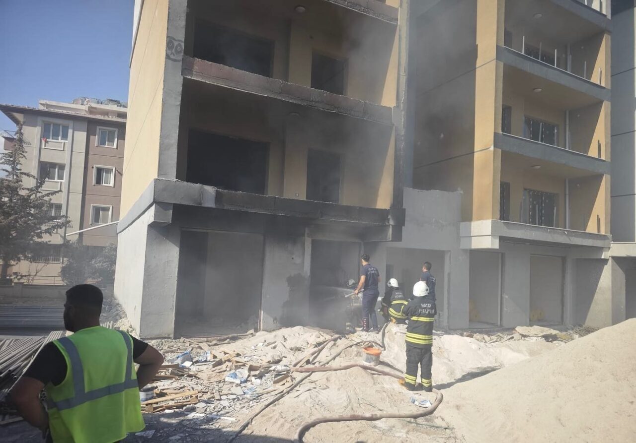 Hatay’da inşaat halindeki binada çıkan yangın, itfaiye tarafından söndürüldü. Yangın,
