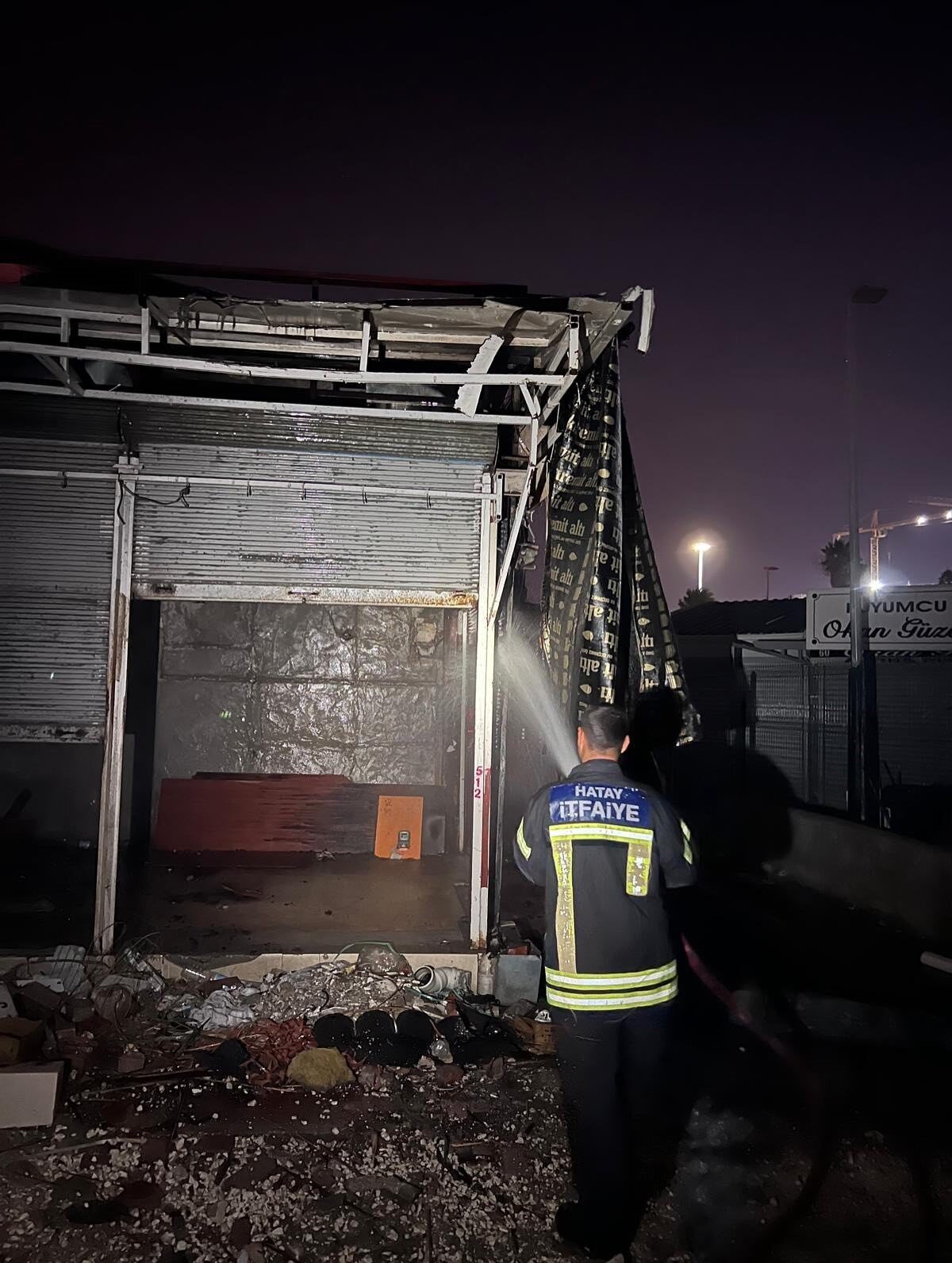 Hatay’da metruk halde bulunan iş yerinde çıkan yangın söndürüldü. Yangın,
