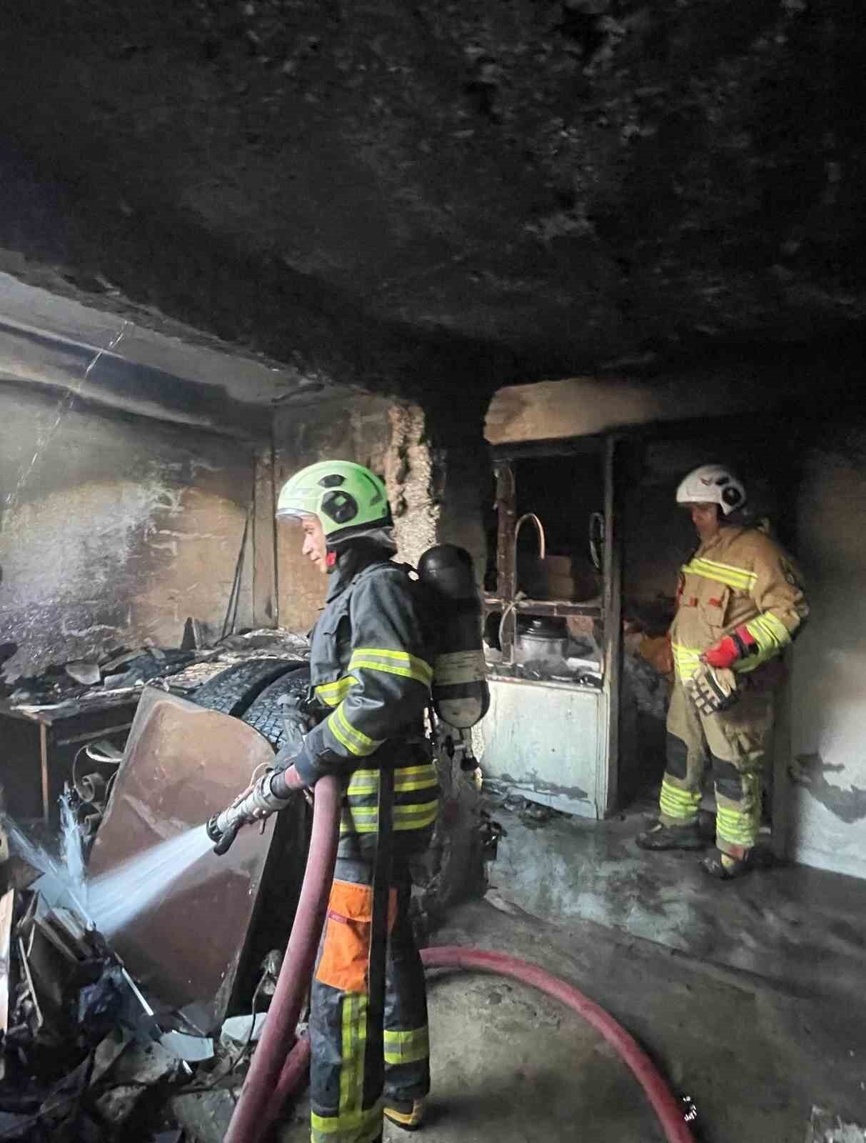 Hatay’da alevlere teslim olan tek katlı müstakil evde hasat oluştu.
