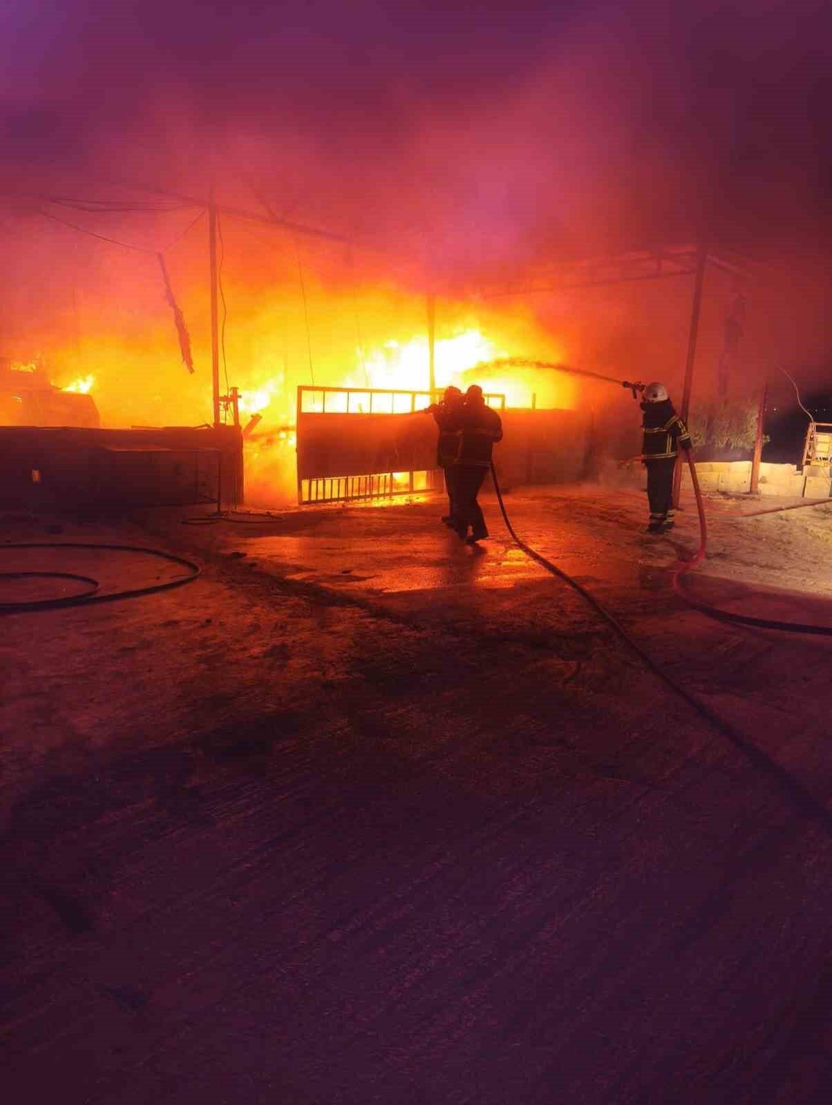 Hatay’da samanlıkta çıkan yangında yükselen alevler, itfaiye ekipleri tarafından söndürüldü.
