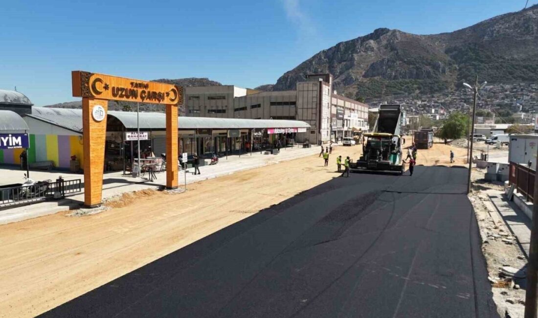 Hatay Büyükşehir Belediyesi, depremzede esnafın hizmet verdiği bölgelerde yolları asfaltlayarak