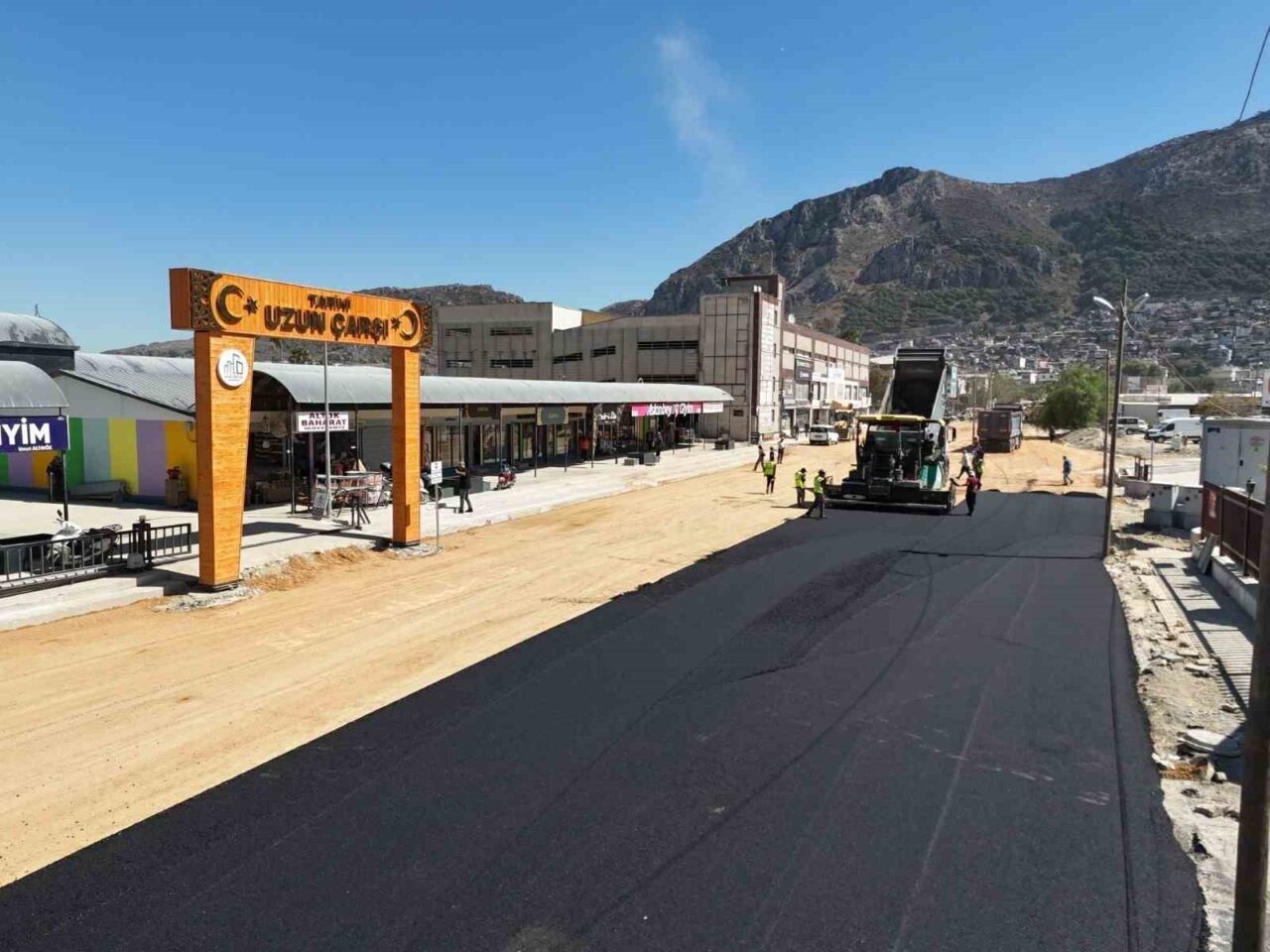 Hatay Büyükşehir Belediyesi, depremzede esnafın hizmet verdiği bölgelerde yolları asfaltlayarak