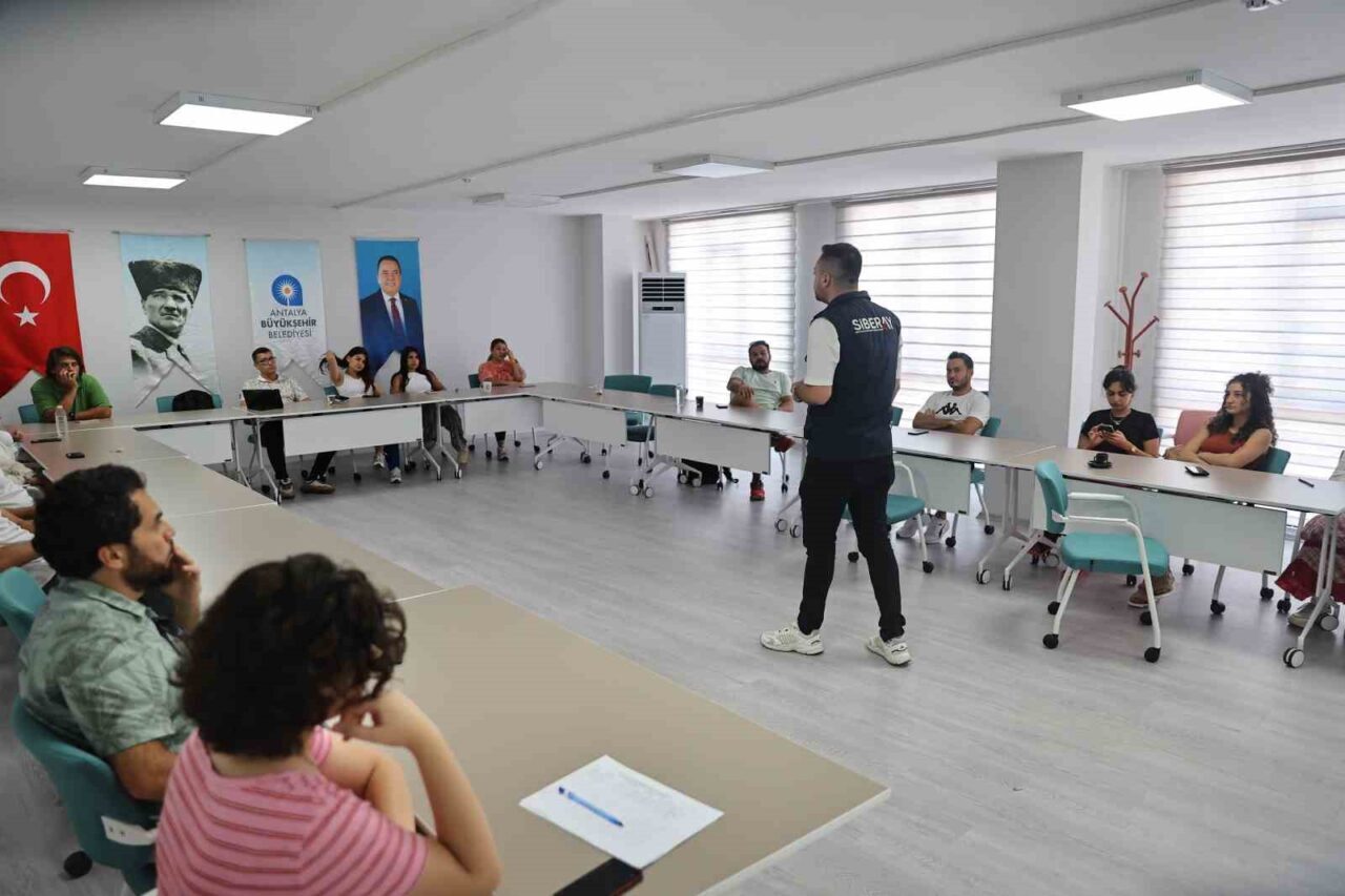 Antalya Büyükşehir Belediyesi’ne bağlı Girişimcilik Merkezi’nde düzenlenen eğitimde, Antalya İl