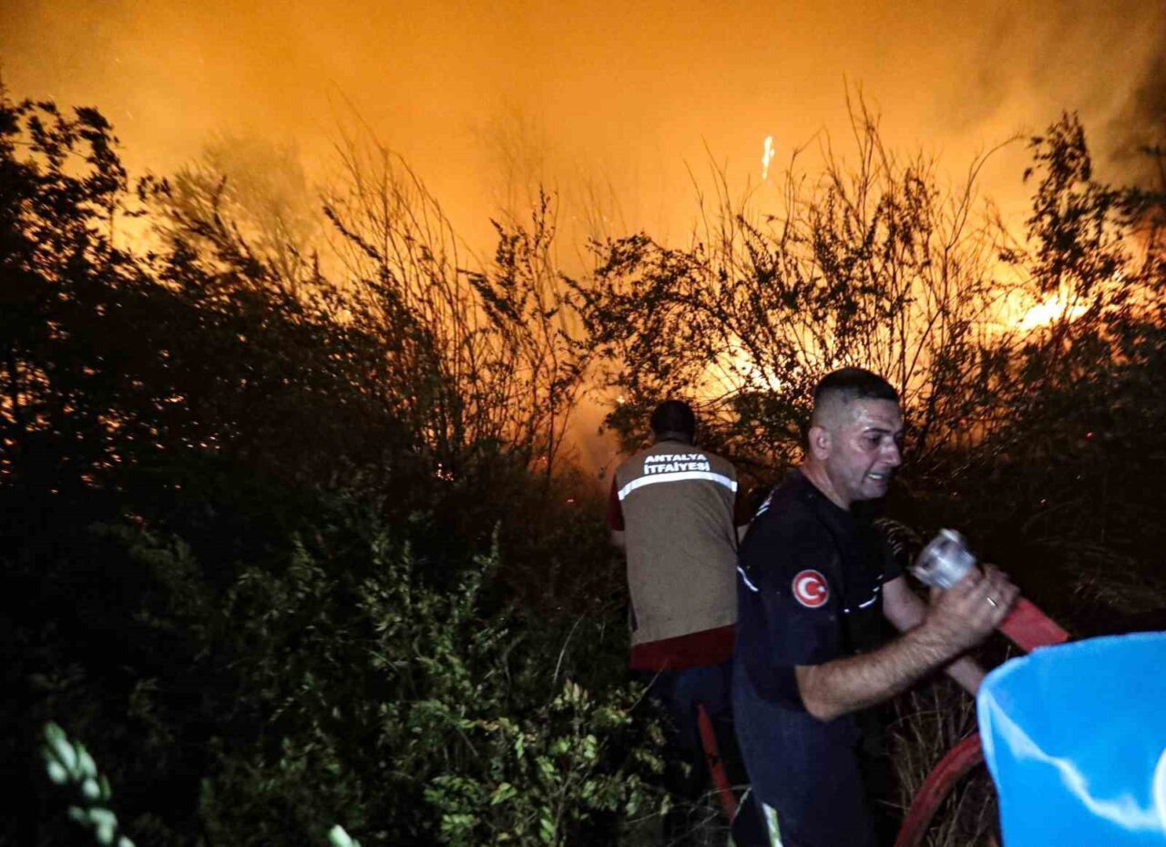 Antalya Büyükşehir Belediyesi İtfaiyesi Aksu, Serik ve Alanya yangınlarına müdahale