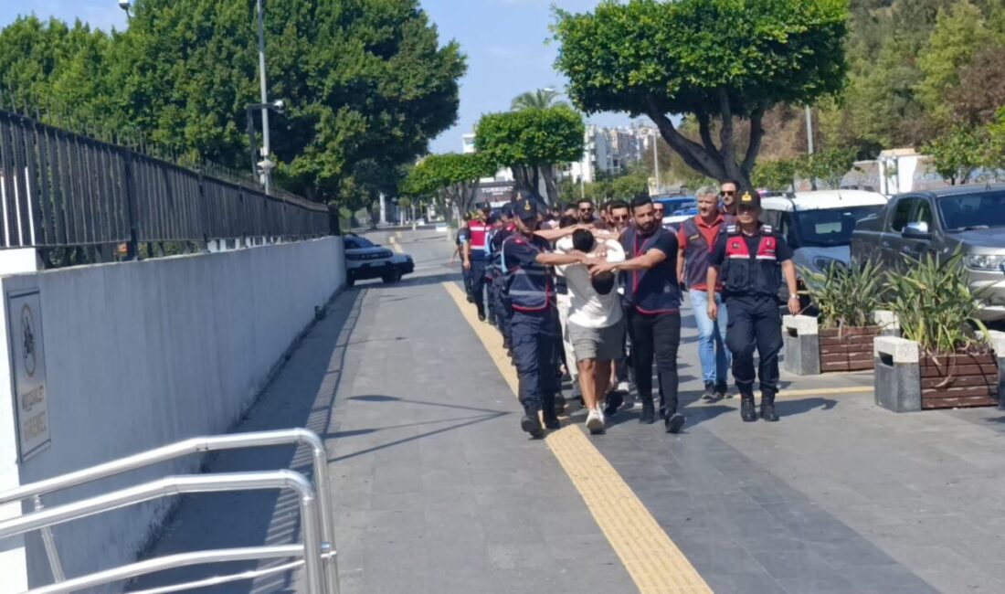 Antalya’nın Manavgat ilçesinde iş yerinin önünde oturan 2 kişiye motosikletli