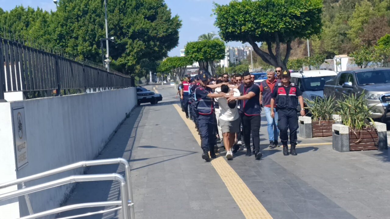 Antalya’nın Manavgat ilçesinde iş yerinin önünde oturan 2 kişiye motosikletli
