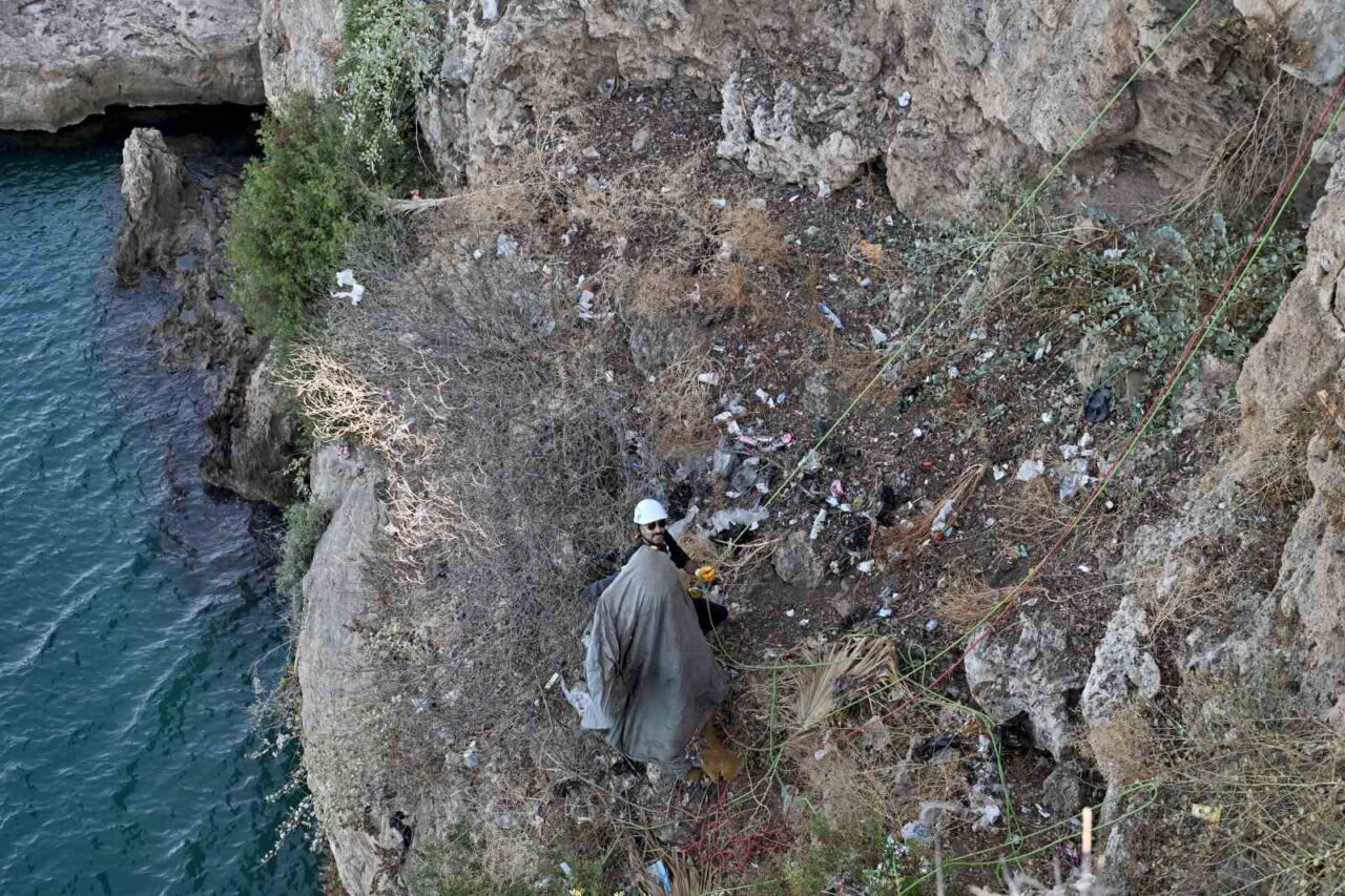 Antalya Muratpaşa Belediyesi, Dünya Temizlik Günü’nde denizden falezlere uzanan kapsamlı