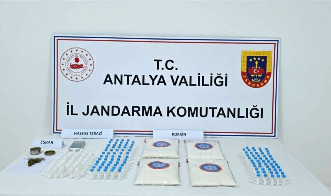 Antalya’nın Döşemealtı ilçesinde jandarma ekiplerinin yaptığı operasyonda bir evde 4