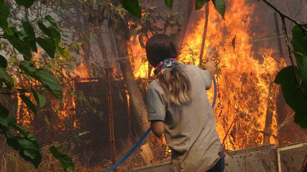 Antalya’da otluk alanda başlayan ve rüzgarın etkisiyle kısa sürede geniş